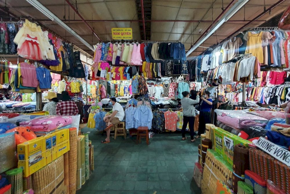 Khu vực bán quần áo trong chợ Bà Chiểu